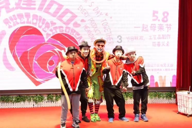 曾经和我暧昧的女同事，因误会互相不理，今天离职了和同事告别，对我只眼神注视了我一会，是什么心里？